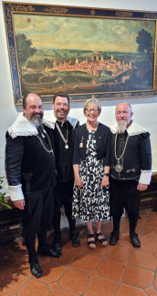 Regionalbischöfin Gisela Bornowski mit dem Dritten Bürgermeister (Gerhard Gronauer, 2.v.l.), flankiert von seinen Geheimen Räten (Michael Greger und Robert Hillenmeier).