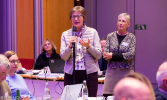 Regionalbischöfinnen Bornowski und Sachs während der Diskussion um den Kirchenkreis auf der Synode